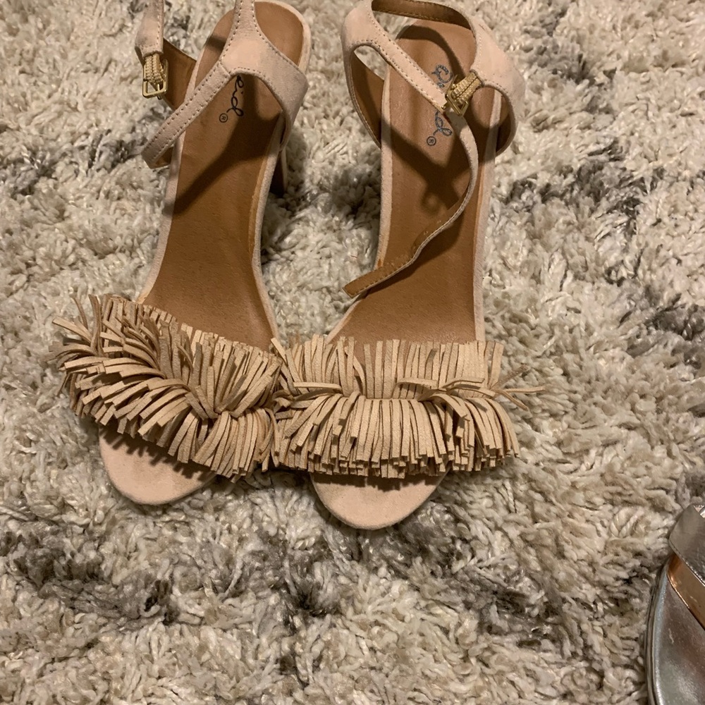 I’m selling this beautiful sandals that I only wore once